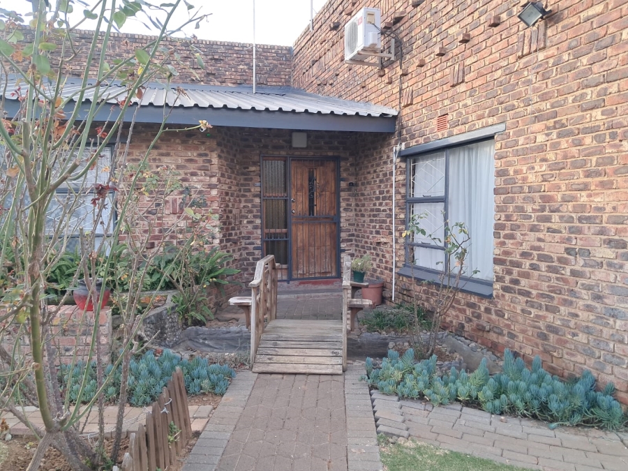 To Let 4 Bedroom Property for Rent in Riebeeckstad Free State